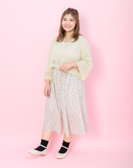 レース×花柄の甘めコーデには黒靴下で甘さを引き算