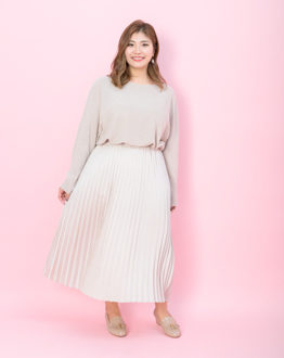 春らしい淡色コーデには足元もベージュで軽く